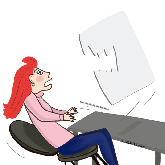 illustratie tekening van vrouw die schrikt van leeg vel papier op bureau | © Hilde Reurink